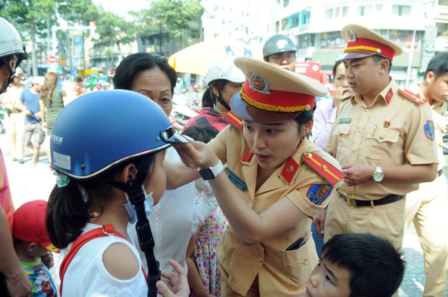 BẢN TIN TÌNH NGUYỆN: Cảnh sát giao thông tặng mũ bảo hiểm cho trẻ em