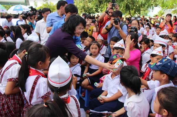 Phó Chủ tịch nước Đặng Thị Ngọc Thịnh sữa cho học sinh.