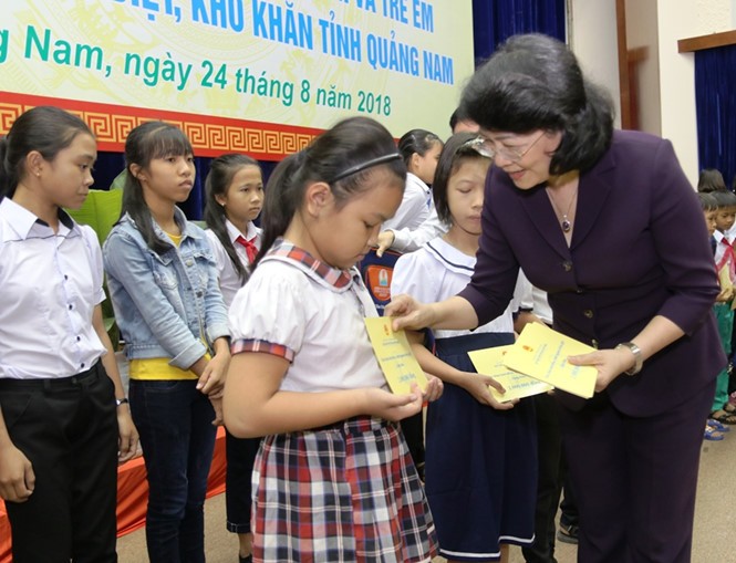 Phó chủ tịch nước Đặng Thị Ngọc Thịnh trao quà cho học sinh con em chiến sĩ và bà con ngư dân Quảng Nam