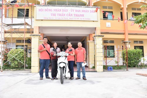 Đại diện LĐLĐ quận Tân Bình, TP HCM tặng xe máy cho người dân Cần Giờ
