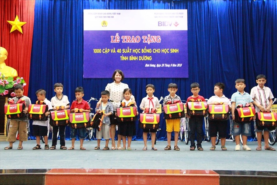 Bà Nguyễn Hoàng Bảo Trân - Phó Chủ tịch LĐLĐ tỉnh Bình Dương trao cặp phao cho các em