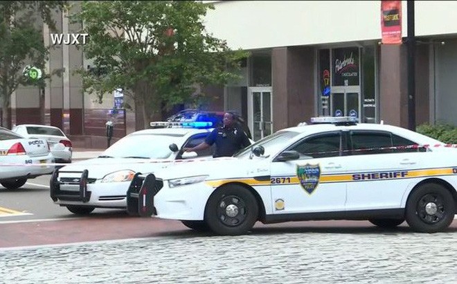 Cảnh sát phong tỏa trung tâm mua sắm giải trí Jacksonville Landing sau vụ xả súng. Ảnh: Fox News