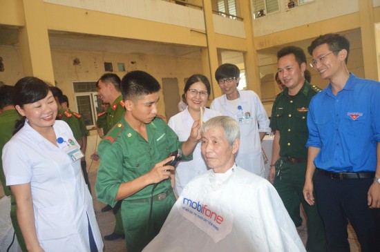 Các chiến sĩ BĐBP, Công an tỉnh Hà Tĩnh cắt tóc cho bệnh nhân. Ảnh: Minh Toàn