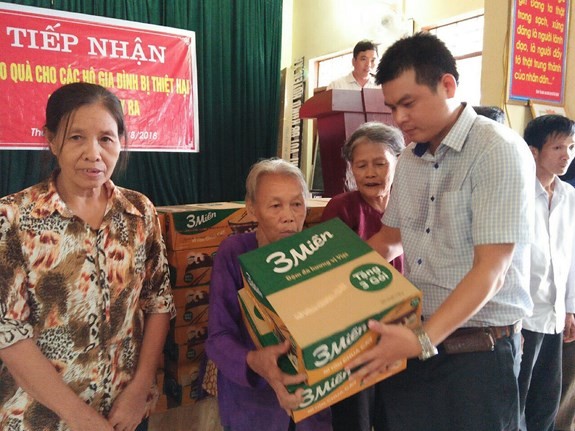 Đại diện Công ty Reporter Việt Nam trao quà hỗ trợ người dân xã Thanh Xuân, huyện Thanh Chương, tỉnh Nghệ An.