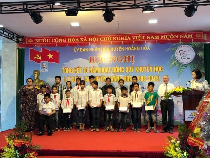 Quỹ khuyến học Lê Xuân Lan trao tặng quà cho học sinh nghèo vượt khó tại huyện Hoằng Hóa.