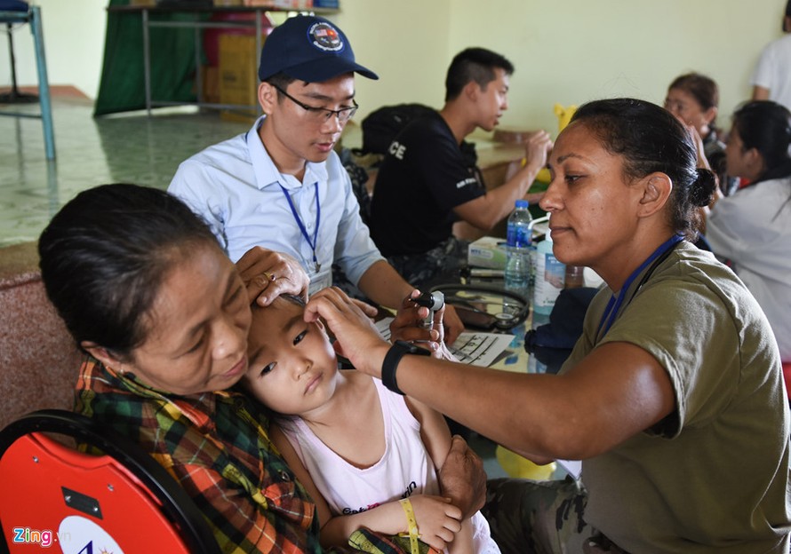 Các chuyên gia y tế khám tai cho trẻ em huyện Núi Thành.