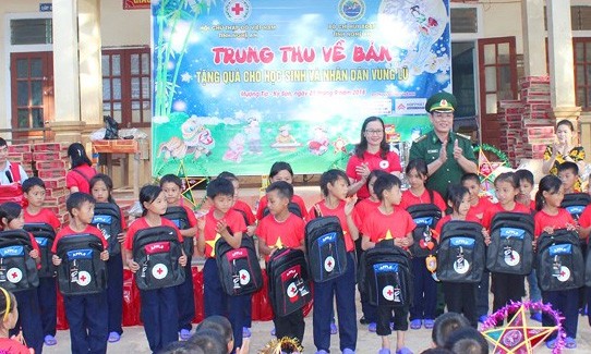 Trao quà cho các em nhỏ tại Kỳ Sơn, Nghệ An 