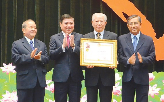 Chủ tịch UBND TPHCM Nguyễn Thành Phong trao Huân chương Lao động hạng nhất của Chủ tịch nước cho Hội Bảo trợ bệnh nhân nghèo TP.