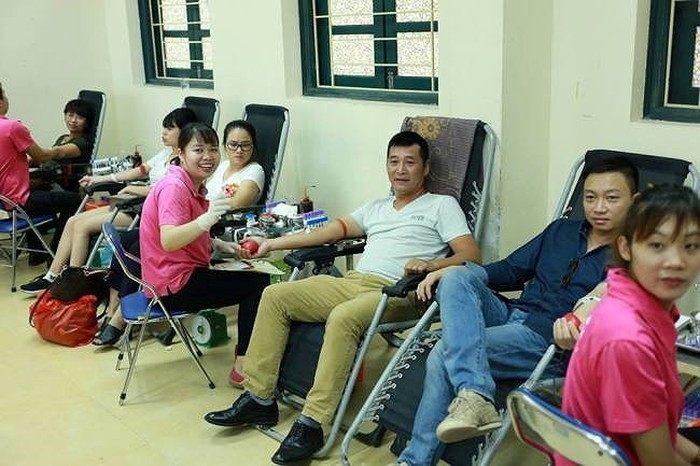 Nhiều phụ huynh tham gia hiến máu trong ngày hội hiến máu.