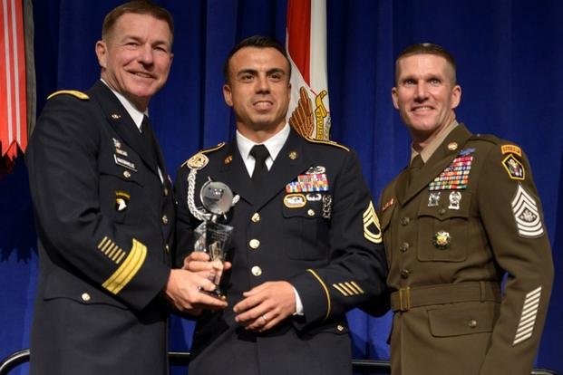 Mẫu quân phục mới của Lục quân Mỹ sẽ là mẫu màu xanh olive (bên phải, ngoài cùng ảnh)