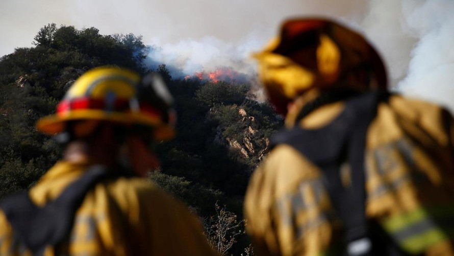 Lực lượng cứu hỏa nỗ lực để dập tắt đám cháy kinh hoàng tại California