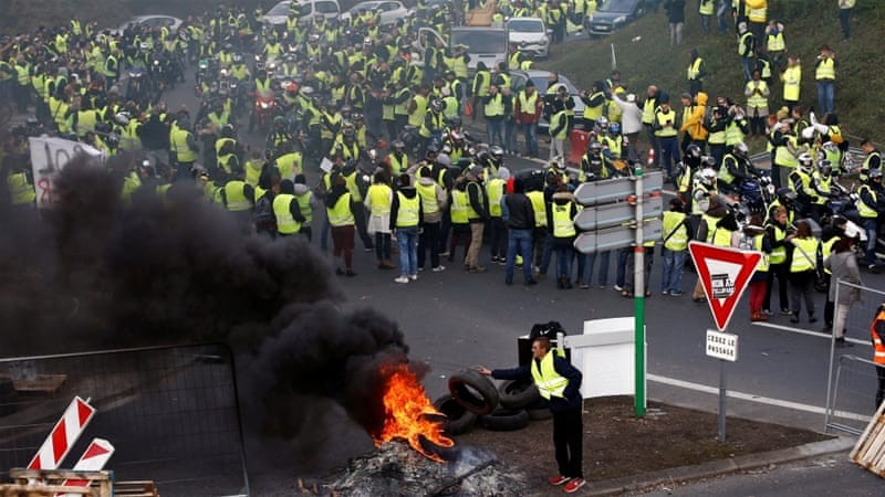 Người dân Pháp biểu tình phản đối tăng giá nhiên liệu