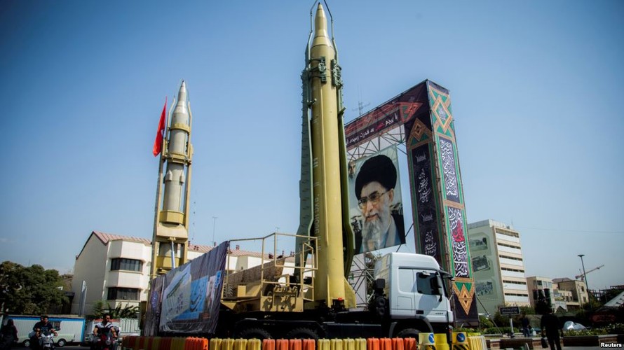 Tên lửa Iran phô trương sức mạnh trước chân dung Đại Giáo chủ tối cao