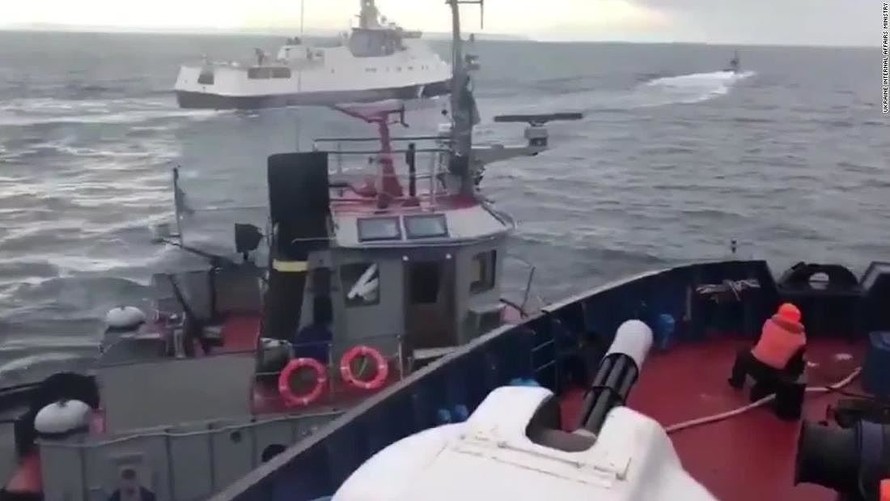 Quang cảnh tàu hải quân Nga và Ukraine chạm trán nhau trên biển.
