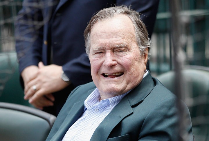Cựu Tổng thống George Bush (cha) vừa qua đời ở tuổi 94.