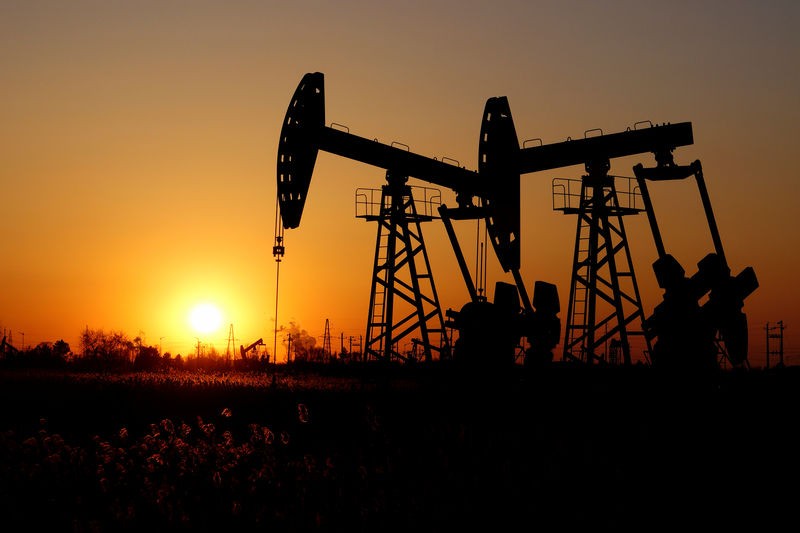 Giá dầu mỏ dự kiến sẽ tăng vào năm tới, sau khi các quốc gia OPEC tiến hành cắt giảm sản lượng dầu mỏ.