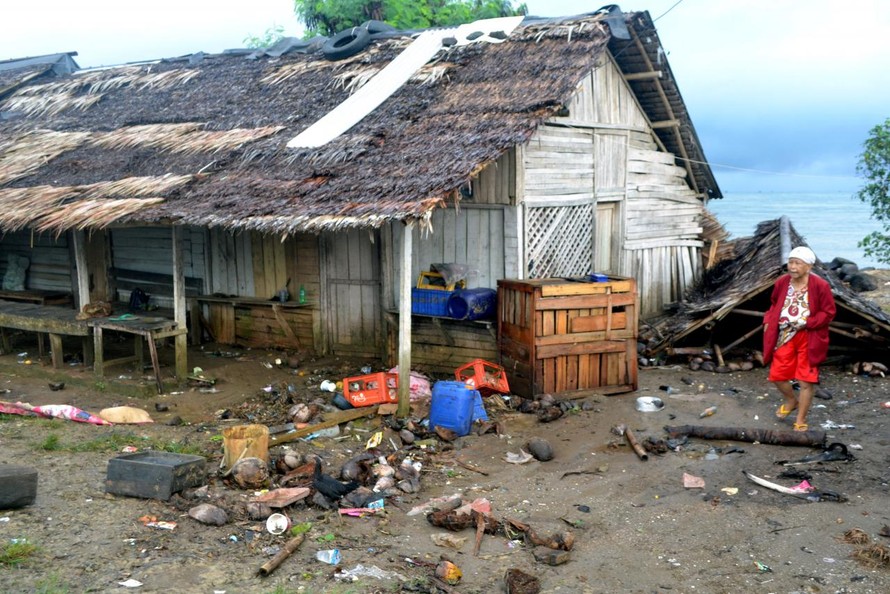 Khung cảnh tan hoang tại Indonesia sau khi những cơn sóng kinh hoàng tràn qua