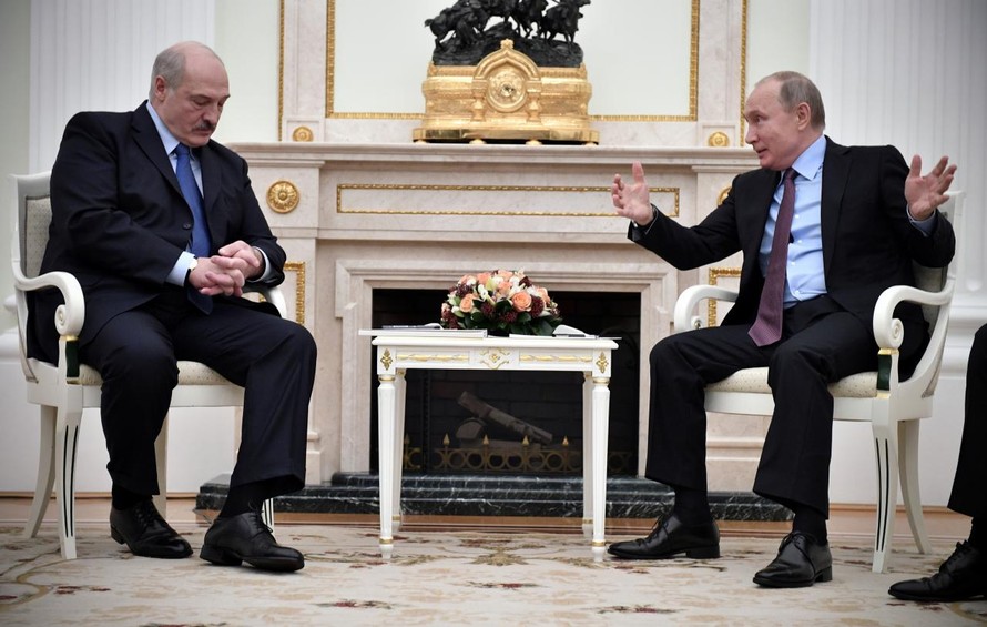 Tổng thống Nga Putin (phải) và người đồng cấp Belarus Lukashenko trong cuộc hội đàm