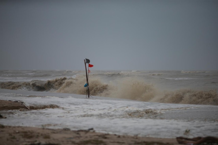 Cờ đỏ thông báo bão trên vùng biển Thái Lan. Cơn bão sắp tràn vào nước này được cho là lớn chưa từng có tróng hơn 30 năm qua