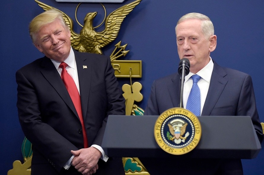 Những khúc mắc giữa Tổng thống Trump (trái) với giới tướng lĩnh Mỹ tiềm ẩn nguy cơ rạn nứt trong nội bộ chính quyền trong thời gian tới