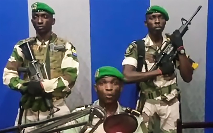 Ba người lính Gabon đội mũ beret đang kêu gọi đảo chính trên mạng xã hội