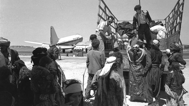 Người Do Thái bị trục xuất đang sửa soạn trước khi ra đi