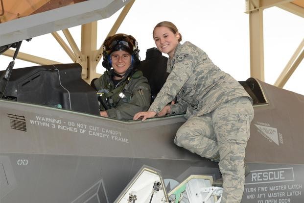 Nữ phi công Rachael Winiecki (trái) lần đầu tiên cất cánh với dòng máy bay thế hệ thứ năm - một dấu mốc lịch sử