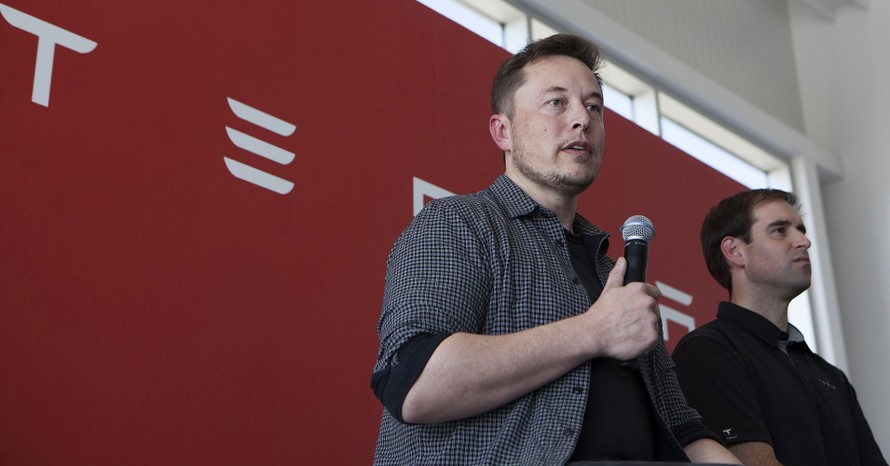 Tỉ phú Elon Musk (trái) cùng giám đốc kỹ thuật Jeffrey Straubel (phải), là những người đồng sáng lập ra Tesla (Ảnh; Getty Images)