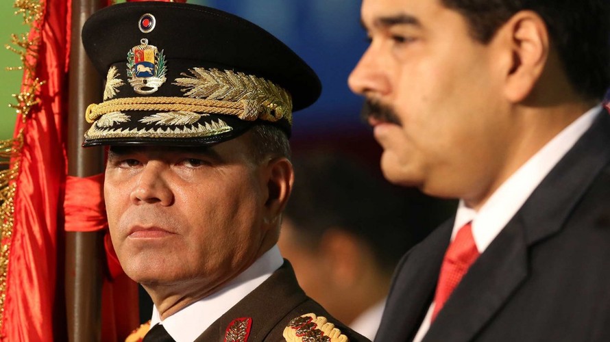 Bộ trưởng Quốc phòng Venezuela Vadimir Padrino (trái) và Tổng thống Nicolas Maduro (Ảnh: AFP)