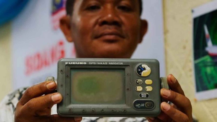 Anh Rusli Khusmin cầm thiết bị GPS được cho là đã xác định đuợc vị trí của MH370 (Ảnh: Getty)