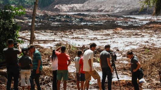 Cảnh tượng sau khi cơn lũ tràn qua vì vỡ đập tại khu khai thác mỏ Brazil