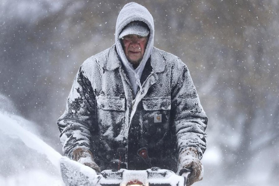 Một người dân Mỹ đang phải dọn vỉa hè dưới cơn bão tuyết tại bang Wisconsin vào ngày 29/1 vừa qua (Ảnh: AP)