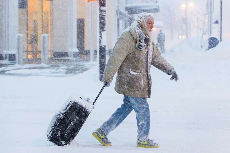 Một người đàn ông xách theo hành lý của mình dưới trận bão tuyết hôm thứ Tư vừa qua tại Buffalo, New York (Ảnh: Reuters) 