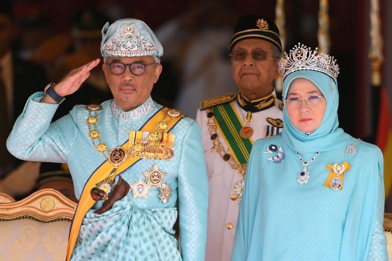 Quốc vương Abdullah và Hoàng hậu đứng chào đội Vệ binh Danh dự trong buổi tiếp đón trên Quảng trường Quốc hội ở Thủ đô Kualar Lumpur (Ảnh: AFP)