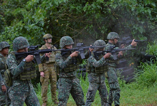 Quân đội Philippines vừa tiến hành một cuộc tấn công quy mô lớn nhằm vào nhóm phiến quân Abu Sayyaf, miền nam Phlippines