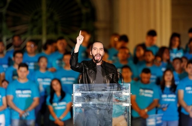 Ứng viên Tổng thống El Salvador Nayib Bukele phát biểu trước đám đông người ủng hộ