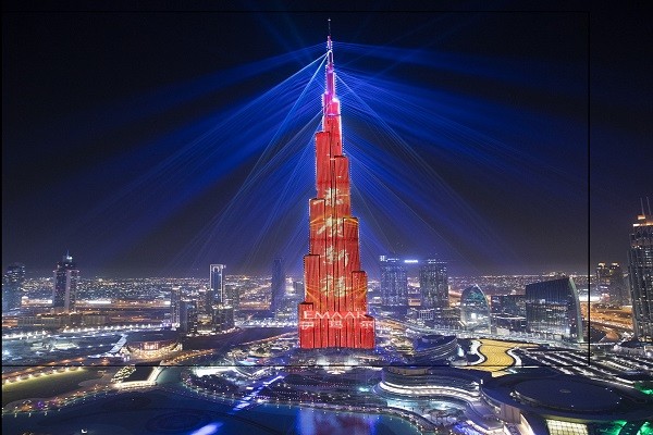 Tòa nhà Burj Khalifa tại Dubai được "nhuộm đỏ" để chào đón Tết nguyên đán 2019 (Ảnh: The Khaleej Times)