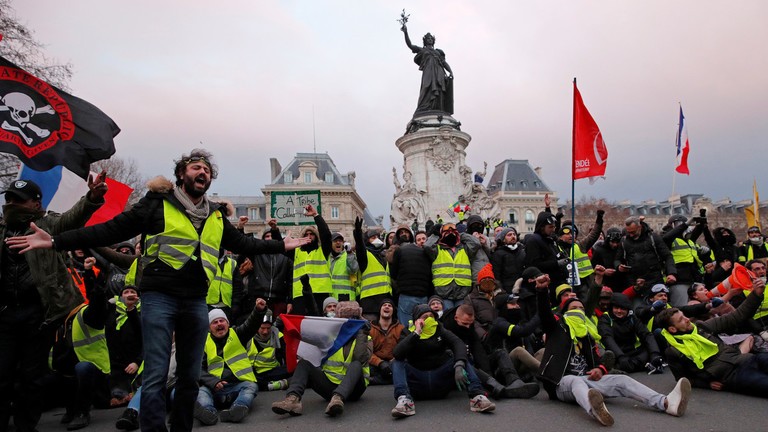 Đoàn biểu tình 'Áo vàng' Pháp tập trung dưới chân Tượng đài Cộng hòa, thủ đô Paris