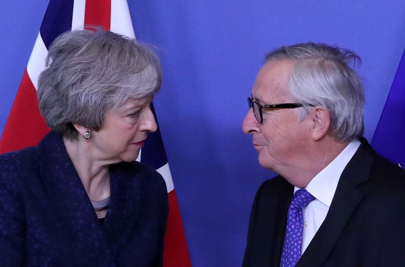 Thủ tướng Anh Theresa May (trái) sẽ chính thức đưa ra lời đề nghị tái đàm phán Brexit với EU, để thoát khỏi tình trạng bế tắc như hiện tại
