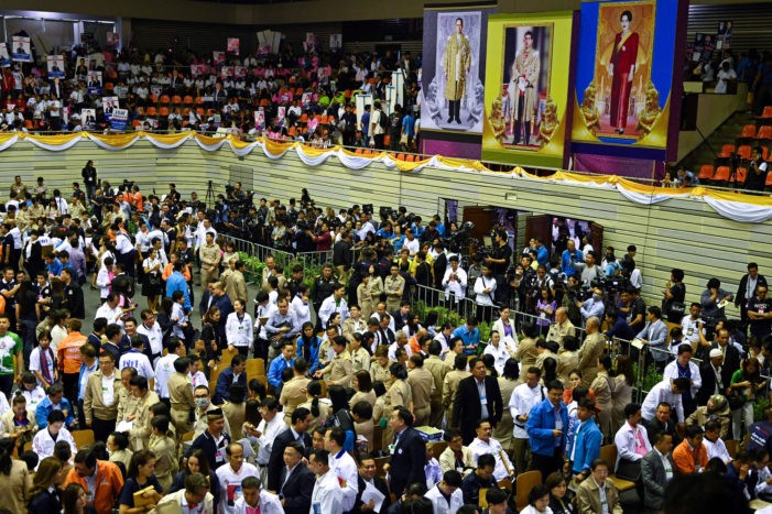 Ứng cử viên và giới chức thuộc các chính đảng khác nhau tại Thái Lan tới đăng ký tại Ủy ban Bầu cử ở Thủ đô Bangkok (Ảnh: AFP)