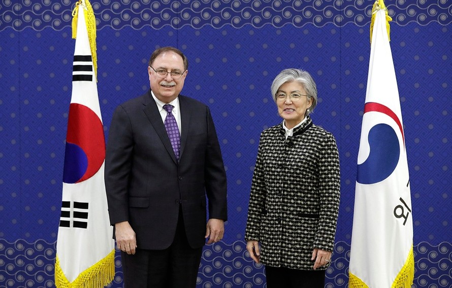 Ngoại trưởng Hàn Quốc Kang Kyung-wha (phải) và Đặc phái viên Bộ Ngoại giao Mỹ Timothy Betts trong buổi lễ ký kết thỏa thuận hợp tác quân sự Mỹ - Hàn