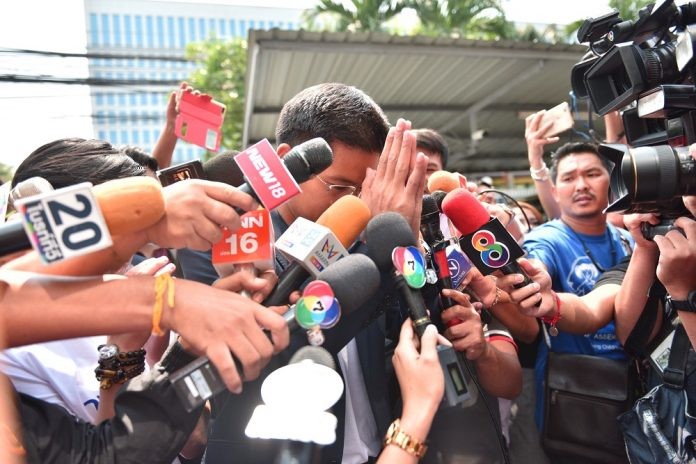 Chủ tich đảng Ái quốc Thái Preechapol Pongpanich trả lời trước báo giới (Ảnh Khaosod)
