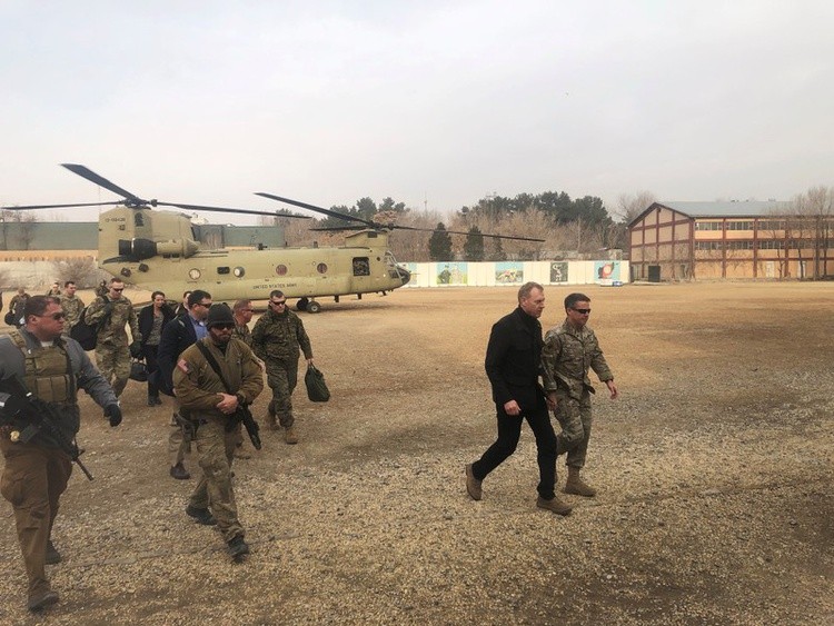 Bộ trưởng Quốc phòng Mỹ Patrick Shanahan trong chuyến thăm Afghanistan vừa qua. Ông Shanahan đang có chuyến thăm bí mật tại Trung Đông để thảo luận về những vấn đề giữa Mỹ và các quốc gia trong khu vực
