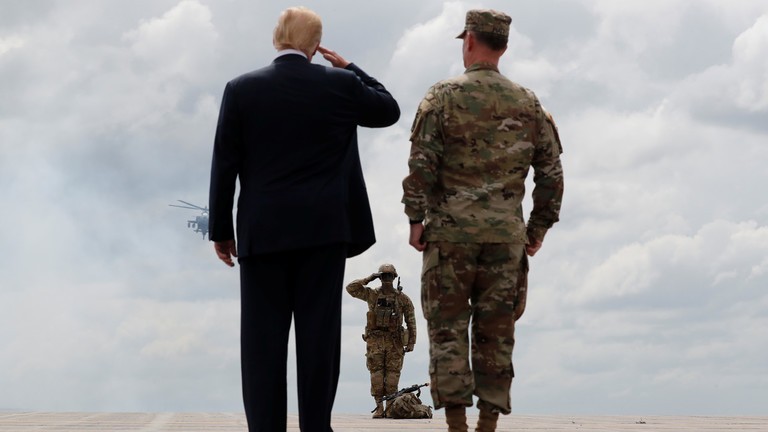 Tổng thống Mỹ Donald Trump chào điều lệnh với binh sĩ Mỹ tại căn cứ quân sự New York