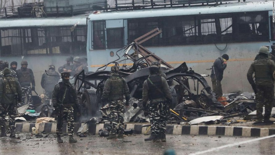 Lực lượng an ninh Ấn Độ tiên hành điều tra tại hiện trường sau khi xảy ra vụ đánh bom