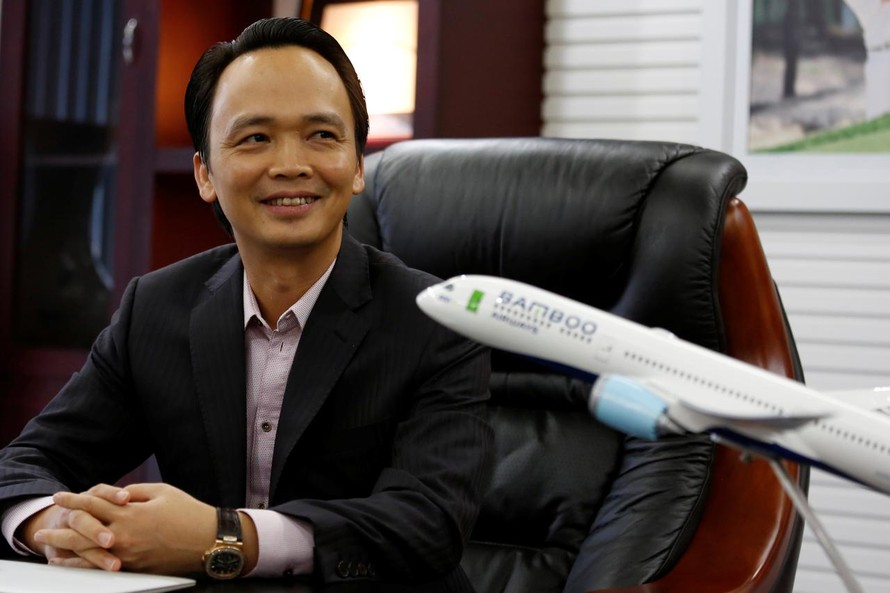 Chủ tịch Hãng hàng không Bamboo Airways Trịnh Văn Quyết bên biểu tượng thương hiệu. Ảnh Reuters