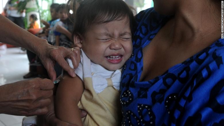 Điều trị sởi cho trẻ em Philippines (Ảnh: CNN)