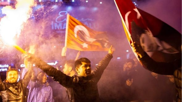 Người ủng hộ đảng đối lập CHP ăn mừng chiến thắng tại thành phố Istanbul, Thổ Nhĩ Kỳ