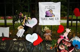 Hoa và chữ ký tại khu tưởng niệm nạn nhân của vụ xả súng tại nhà thờ Hồi giáo ở Christchurch, New Zealand