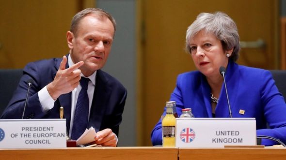Thủ tướng Anh Theresa May (phải) cùng Chủ tịch Hội đồng châu Âu Donald Tusk trong phiên họp song phương Anh - EU để bàn về vấn đề Brexit